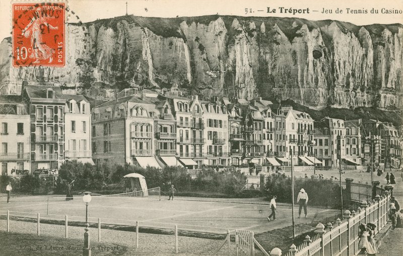 En omgång tennis i kuststaden Le Treport. Vykort skickat 1913. av French Photographer
