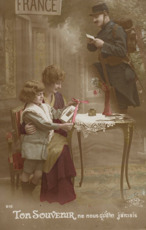 En mor och ett barn förbereder ett brev till sin soldatfar (tonad bild) av French Photographer