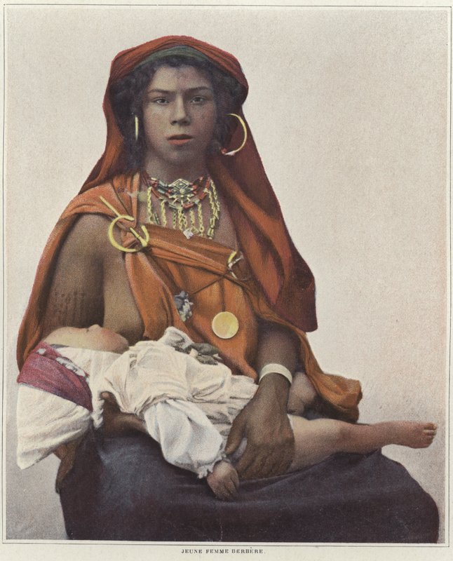 En ung berberkvinna som ammar sitt barn av French Photographer