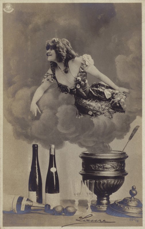 En ung kvinna som dyker upp ur ångan av en soppterrin (fotocollage) av French Photographer