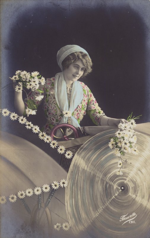 En ung kvinna som håller massor av blommor och arbetar i en fabrik (tonat fotokollage) av French Photographer