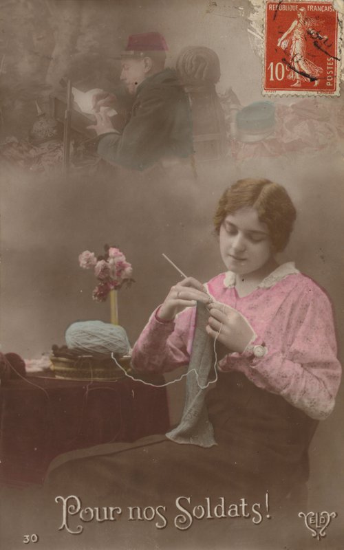En ung kvinna stickar medan hon tänker på sin soldat som skriver ett brev hem (tonad bild) av French Photographer
