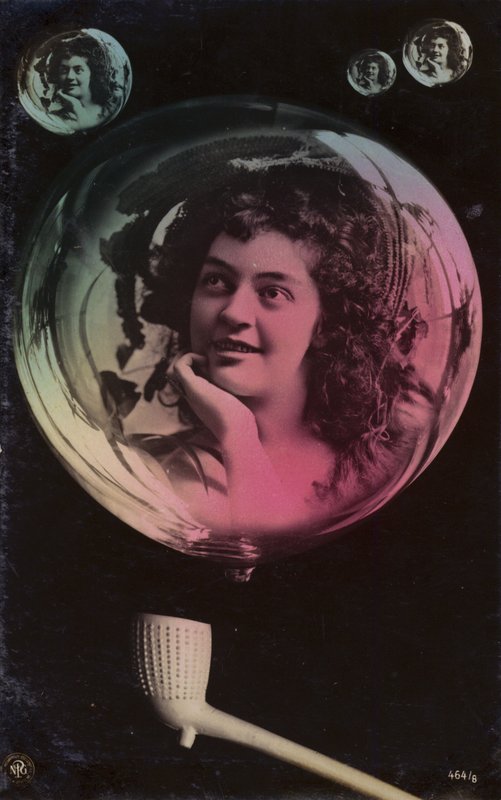 En ung kvinnas ansikte dyker upp i bubblorna som blåses från ett lerrör (tonat fotocollage) av French Photographer
