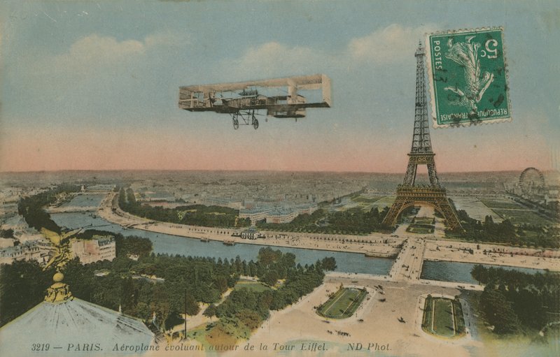 Flygplan som cirkulerar runt Eiffeltornet i Paris, Frankrike. Vykort skickat 1913. av French Photographer