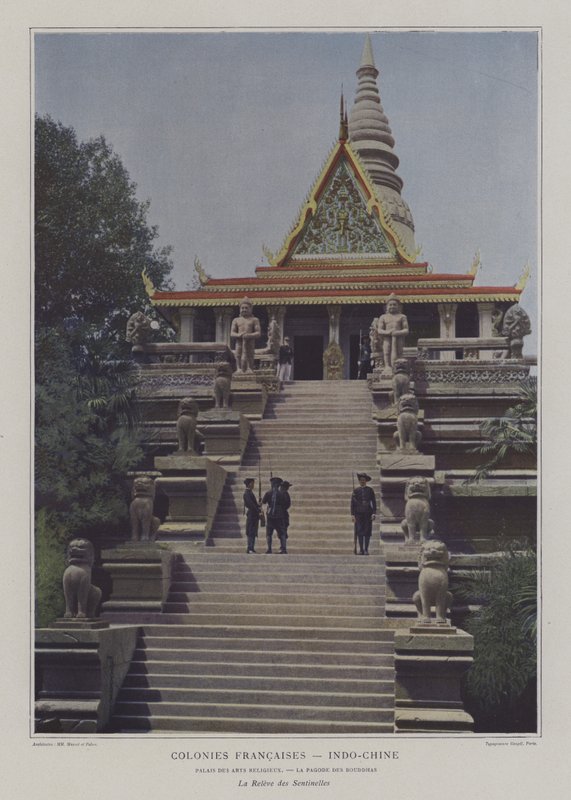 Vaktbyte vid buddhisttemplet i Indo-Kina-delen av Exposition Universelle 1900, Paris (färgfoto) av French Photographer