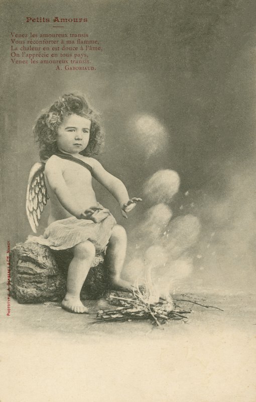 Kerub som sitter vid en eld (s/v foto) av French Photographer