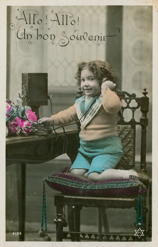 Barn som använder telefon av French Photographer