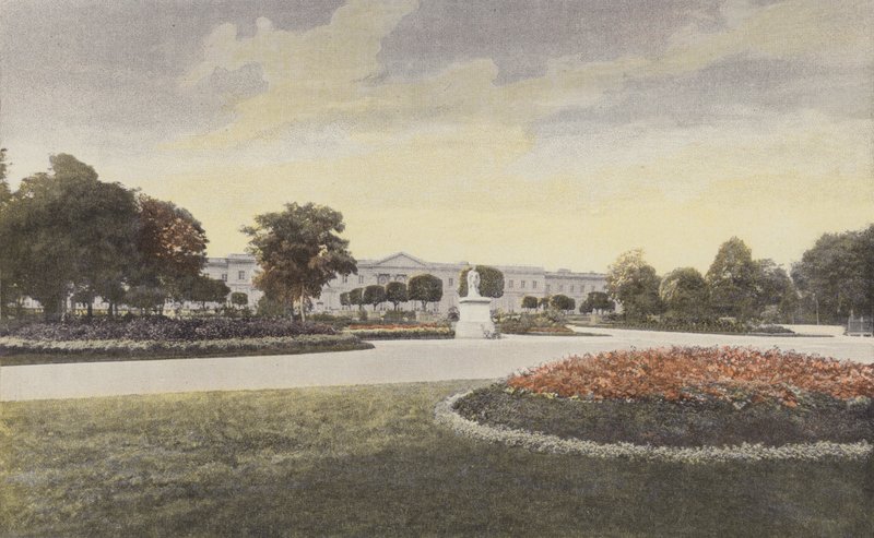 Compiegne, Fasad av palatset på den lilla parken av French Photographer