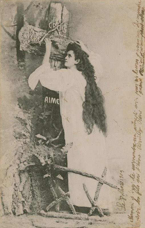Crois Espere Aime (Believe Hope Love). Vykort skickat 1913. Handstil på högerkant är ett personligt meddelande mellan familjemedlemmar. av French Photographer