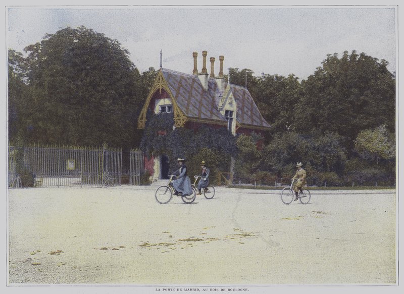 Cyklister som cyklar förbi Porte de Madrid i Bois de Boulogne, Paris (färgfoto) av French Photographer