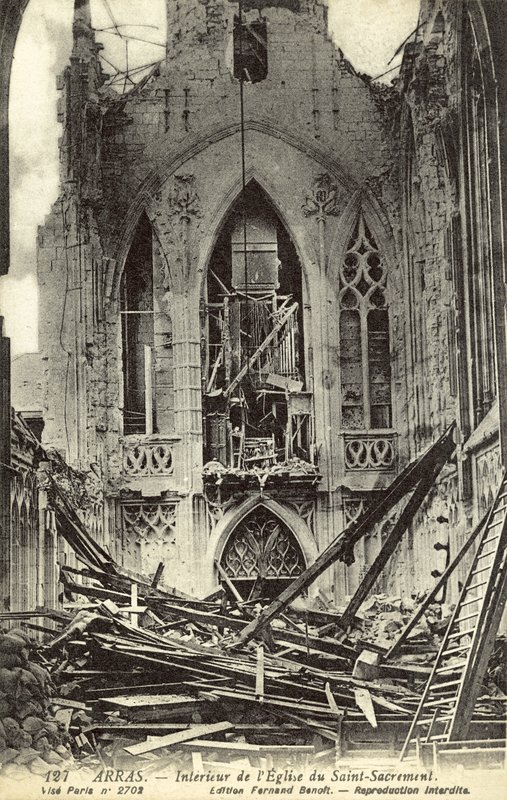 Skadad interiör av kyrkan Saint-Sacrement, Arras, Frankrike, första världskriget (s/v foto) av French Photographer