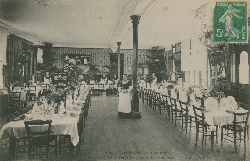 Matsal på Grand Hotel dAngleterre, Huelgoat, Bretagne. Vykort skickat 1913. av French Photographer