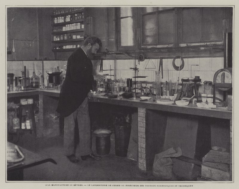 Direktör för vetenskapliga och tekniska arbeten i kemilaboratoriet vid Sevres porslinsfabrik, Frankrike (s/v foto) av French Photographer