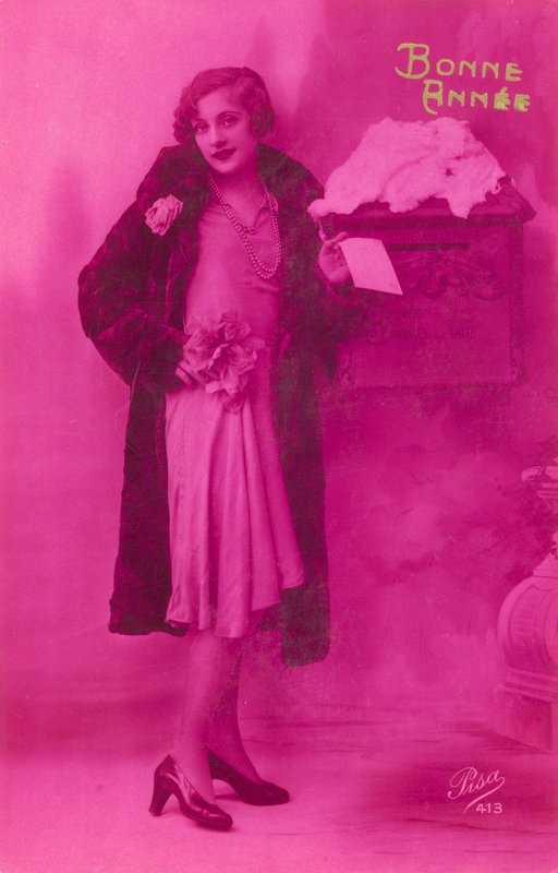 Elegant tjej på väg att lägga upp nyårshälsningskort av French Photographer