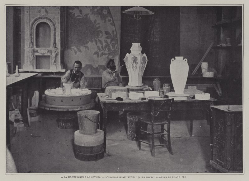 Emaljering med pensel på Sevres porslinsfabrik, Frankrike (s/v foto) av French Photographer