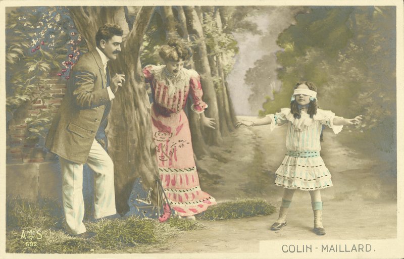 Familj som spelar Blind Mans Buff av French Photographer