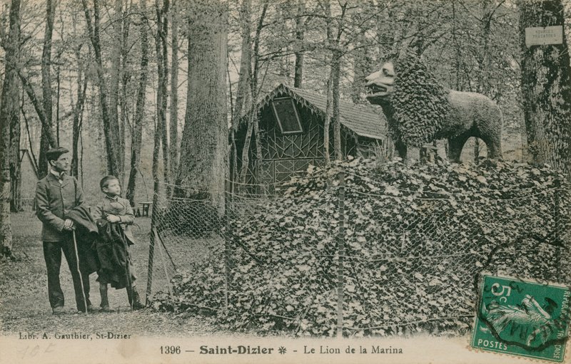 Far och son tittar på lejonskulptur i Saint Dizier. Vykort skickat 1913. Utgivet av Library of A Gauthier. av French Photographer