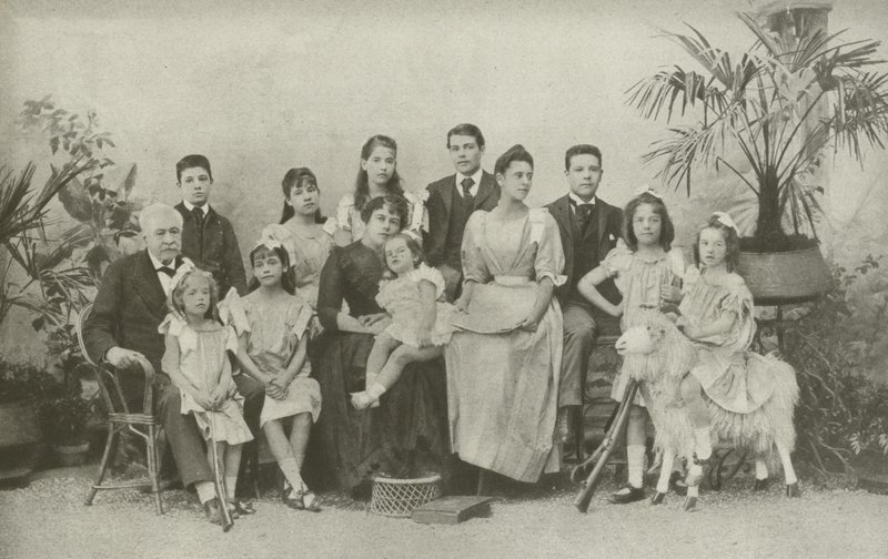 Ferdinand De Lesseps, med sin fru och barn (s/v foto) av French Photographer