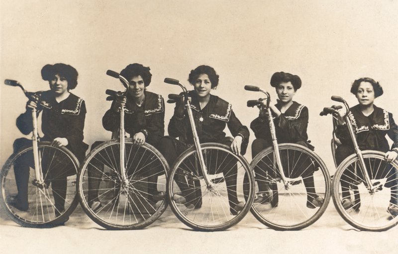Fem flickor, förmodligen franska, med sina cyklar (s/v bild) av French Photographer