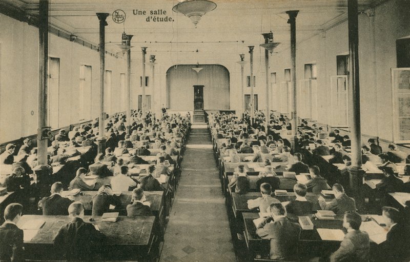 Franska skolklassrummet. Saint-Roch, Ferrieres. Vykort skickat den 25 oktober 1913. av French Photographer