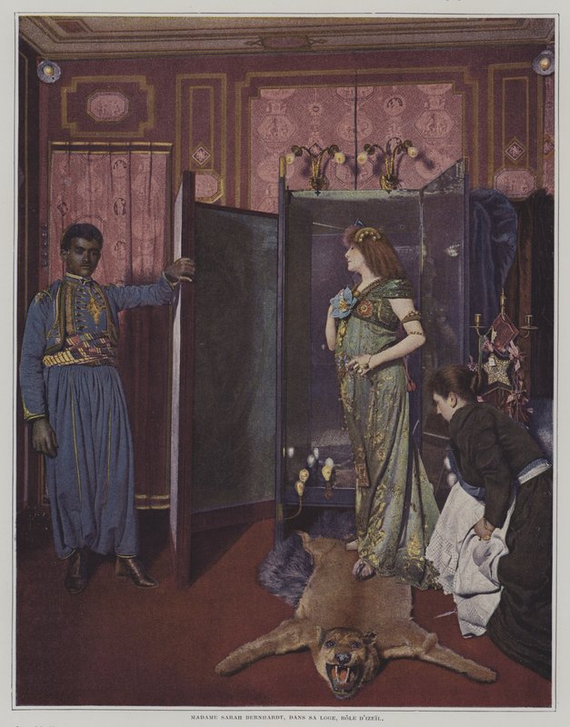 Den franska scenskådespelerskan Sarah Bernhardt i sitt omklädningsrum i sin kostym för titelrollen i Morand och Sylvesters pjäs Izeil (färgfoto) av French Photographer