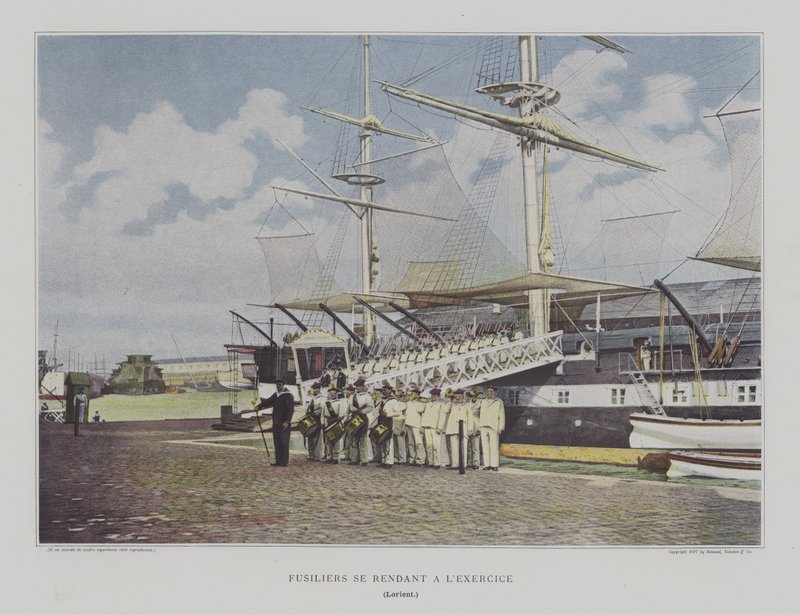 Fusiliers på väg till övningar i Lorient, Frankrike (färgfoto) av French Photographer