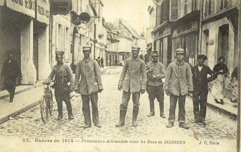 Tyska fångar på gatorna i Soissons, Frankrike, första världskriget (s/v foto) av French Photographer