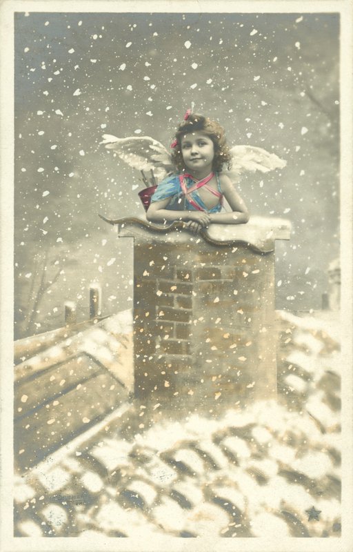 Flickaängel som dyker upp från skorstenskrukan i snön av French Photographer