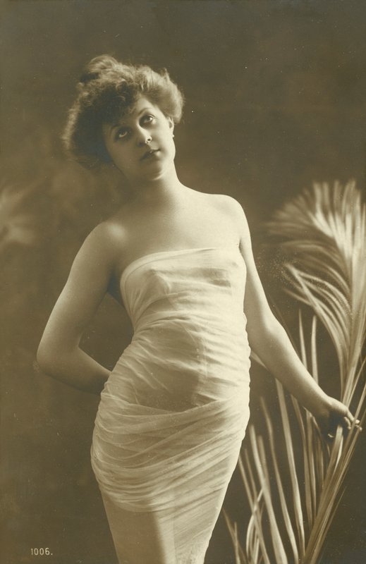 Flicka, täckt av ett lakan, med ett längtande uttryck av French Photographer