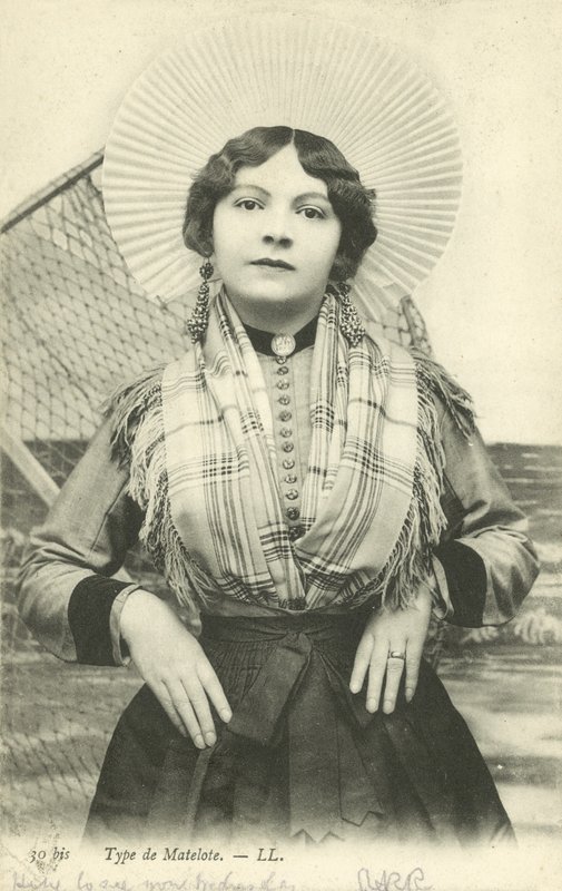 Flickan klädd som en matalote (färg litho) av French Photographer