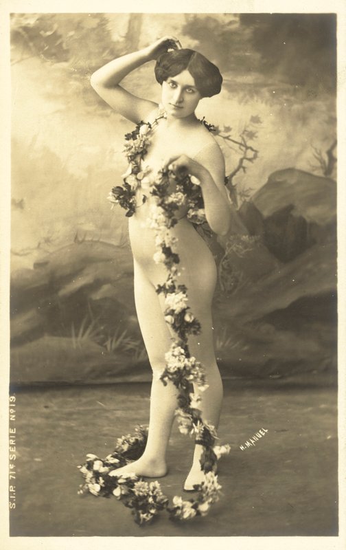 Flicka i kroppsstrumpa håller krans av blommor av French Photographer