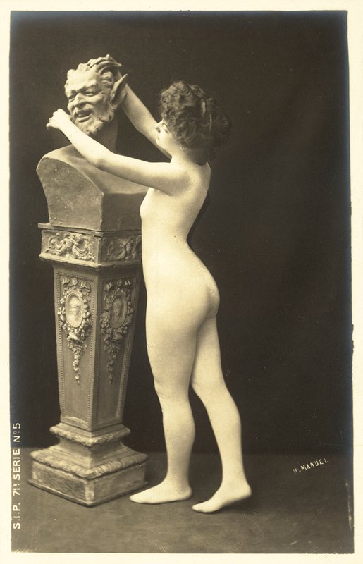 Flicka i kroppsstrumpa uppmärksammar bysten av satyr av French Photographer