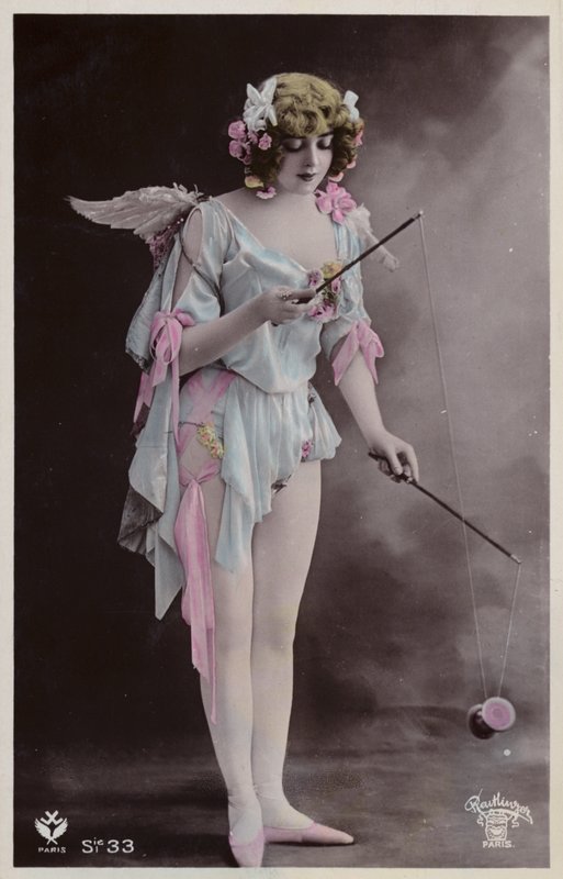 Flicka som leker med diabolo av French Photographer