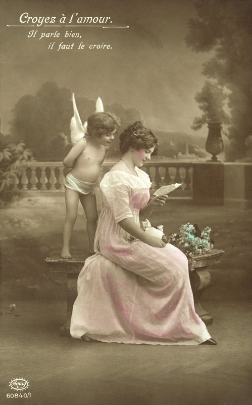 Flicka som läser ett kärleksbrev, med Amor som tittar över hennes axel av French Photographer