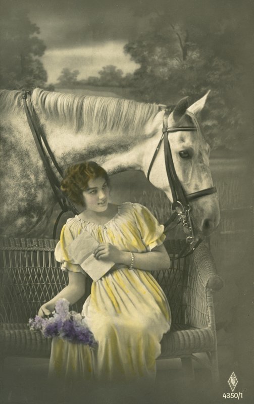 Flicka sitter på soffan med vit häst bakom (färgfoto) av French Photographer