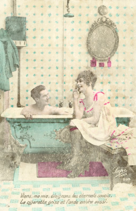 Flicka, röker, pratar med mannen i badet av French Photographer