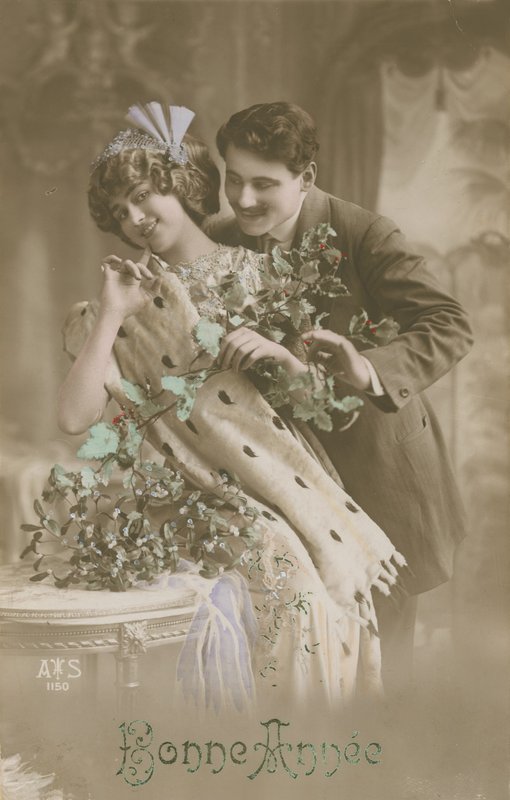 Gott nytt år gratulationskort med romantiska par som håller mistel, 1913 (handfärgat fotografi) av French Photographer