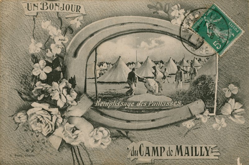 Hej från Camp de Mailly - fyllning av halmmadrasser. Vykort skickat 1913. av French Photographer