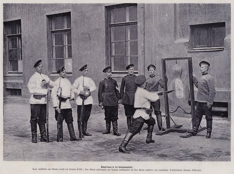 Den ryska armén: Bajonettfäktning (s/v foto) av French Photographer