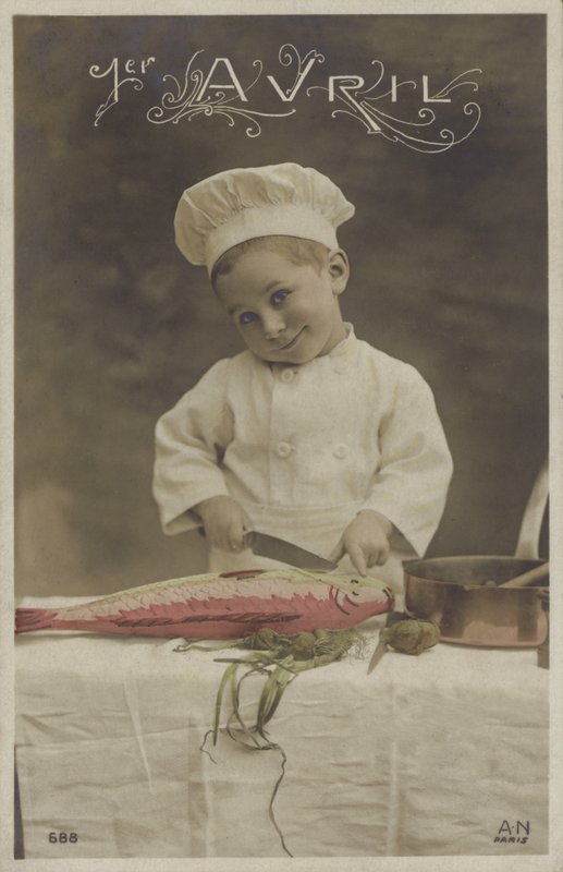 Liten pojke lagar en fisk (färgfoto) av French Photographer