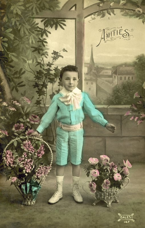Liten pojke i blått (färgfoto) av French Photographer