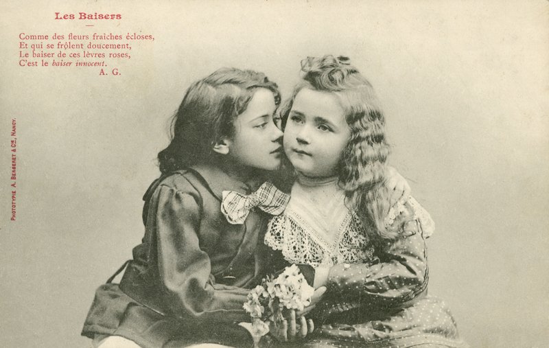 Liten pojke som kysser en liten flicka (s/v foto) av French Photographer