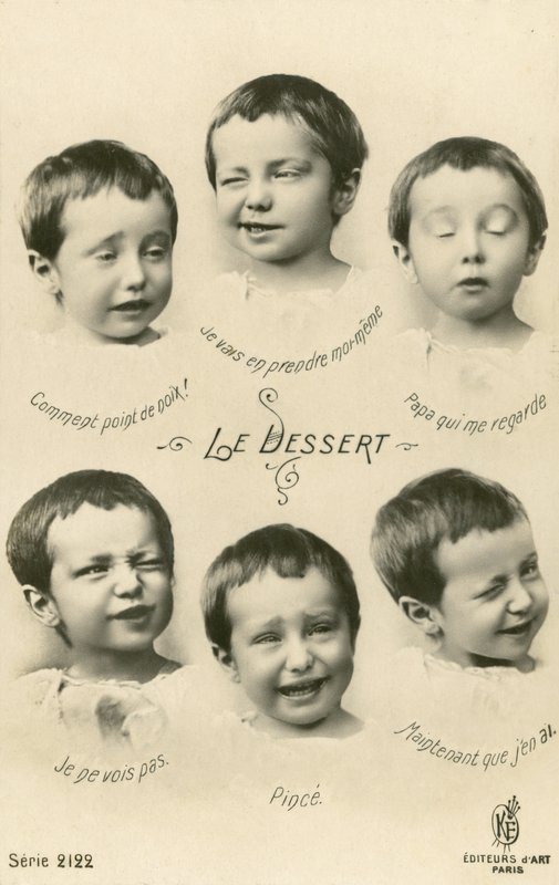 Liten pojke som drar ansikten (s/v foto) av French Photographer