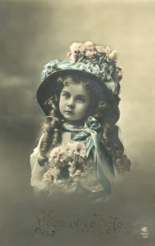 Liten flicka i en stor hatt (färgfoto) av French Photographer