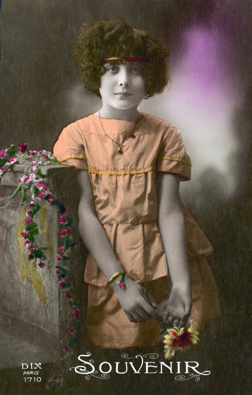 Liten flicka i orange (färgfoto) av French Photographer