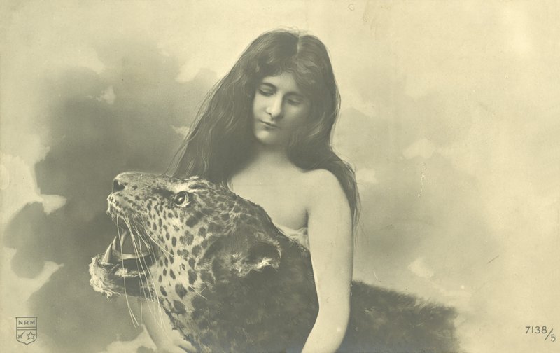 Långhårig tjej med armar runt uppstoppad leopard (s/v foto) av French Photographer