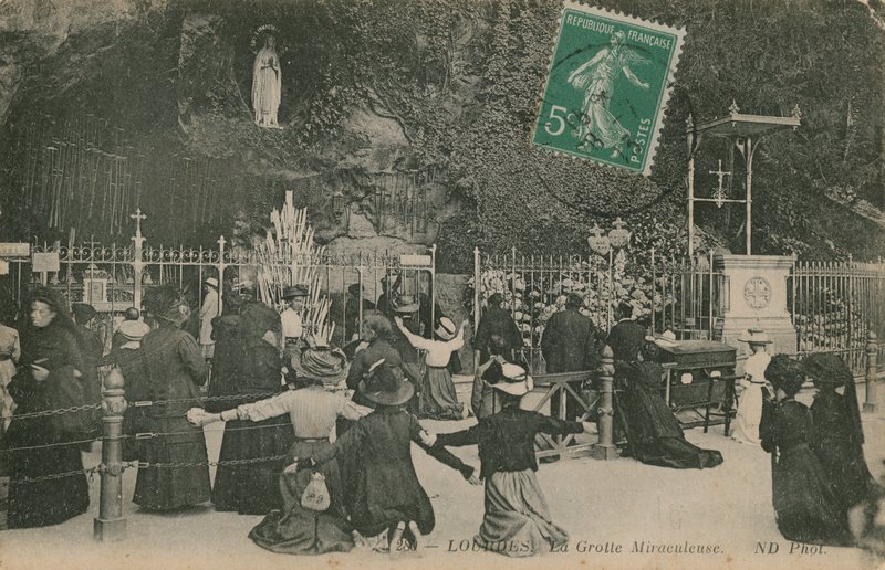 Lourdes, den mirakulösa grottan. Vykort skickat den 28 mars 1913. av French Photographer