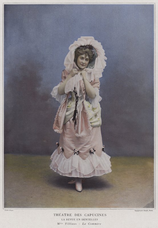 Mademoiselle Filliaux som La Commere i La Revue des Dentelles (färgad bild) av French Photographer