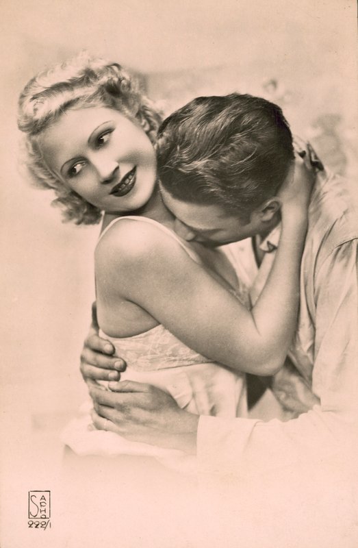 Man omfamnar kvinna och kysser hennes bröst (svartvitt foto) av French Photographer