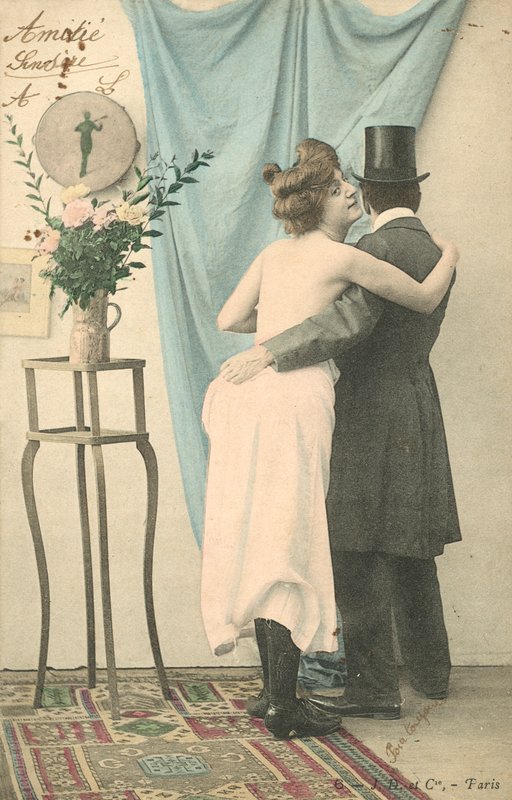 Man i hög hatt med arm runt halvklädd kvinna av French Photographer